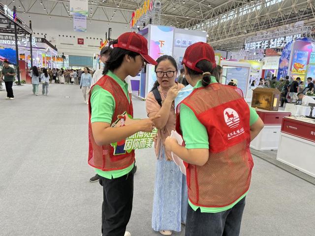 武汉“红马甲”注入青春能量，中国文旅博览会“因你而美”