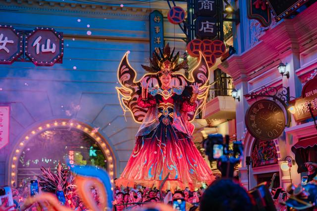 跟着温兆伦逛黄河路，看非遗火技祭火拜月，双节去上海千古情看“火人狂欢节”