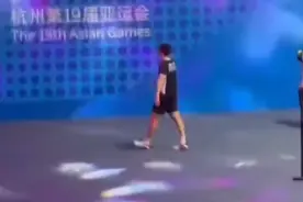 观潮丨这拍“烫手”！石宇奇赛后送球拍，扔了三次才被球迷捡到图片