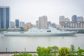 导弹驱逐舰西安舰、船坞登陆舰沂蒙山舰驶入黄浦江，将对公众开放参观图片