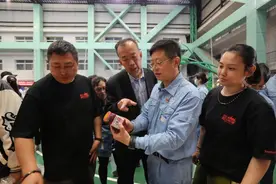 北京市工业（国防）工会在燕山石化举办大型职工内购会图片