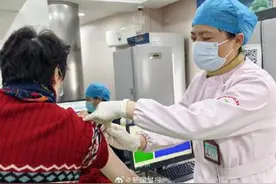 乙流患者增加，老人赶来接种疫苗！“中招过”甲流还要打疫苗吗？图片
