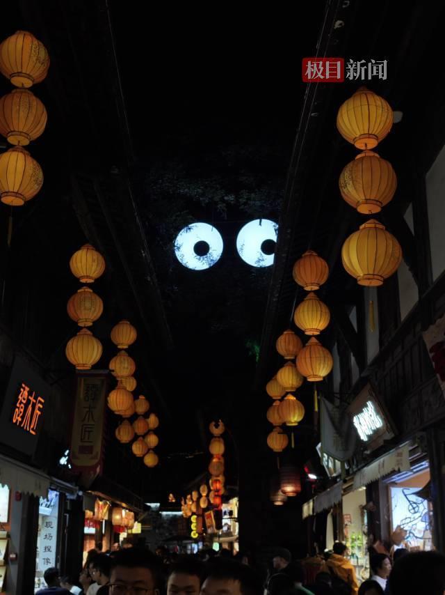 成都锦里中秋夜：烟火气十足的“慢生活”佳节，陌生游客分享美照互送祝福