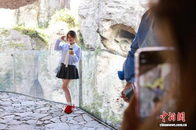 浙江温州乐清雁荡山：悬崖咖啡助力传统景区焕新出圈