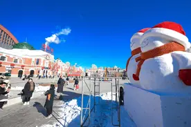 4.5米高！“沈阳站站”前“巨型雪人”迎客图片
