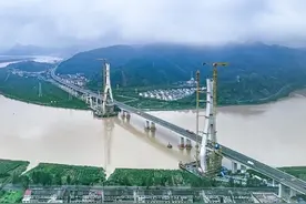 浙江甬台温高速改扩建台州北段灵江特大桥顺利封顶图片