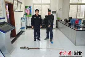 宜都男子打扫老屋偶然发现“土铳”图片