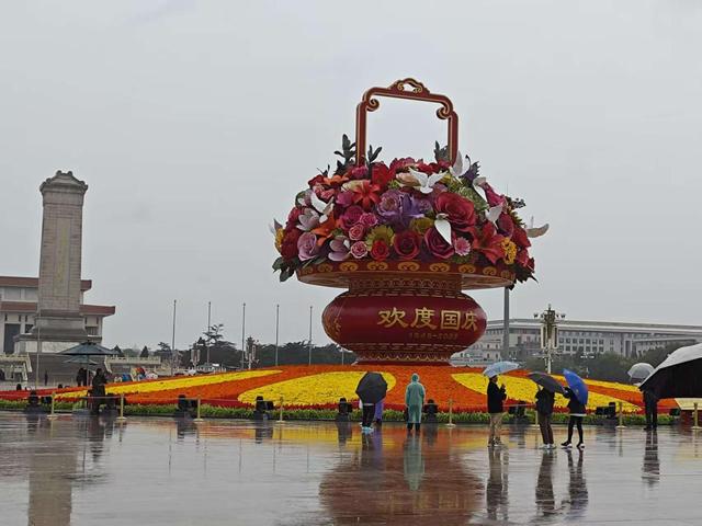 京城秋雨歇又至，游客热情不减
