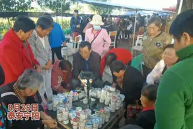 5点的宁阳黑风口蟋蟀交易市场，客商在这度过一个月的“虫季”图片