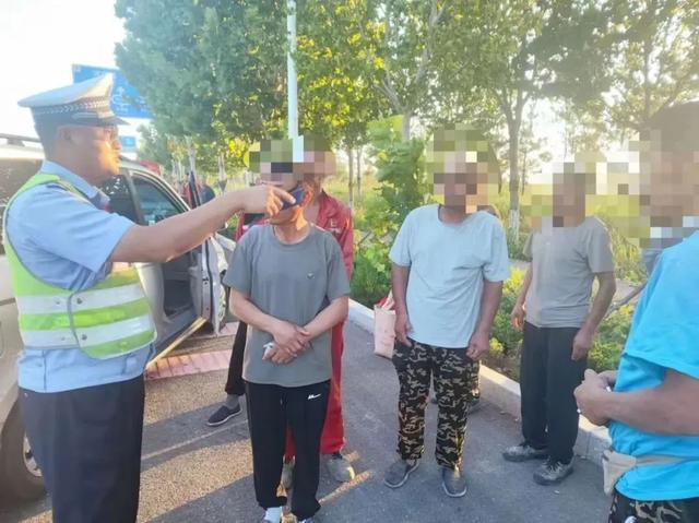 7座面包塞8人 司机被罚100元