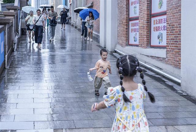游客逛街，享受雨天清凉