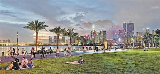 前海沙滩开始有些模样了 深晚记者实探发现前海石公园已焕新，市民纷纷戏沙赏景