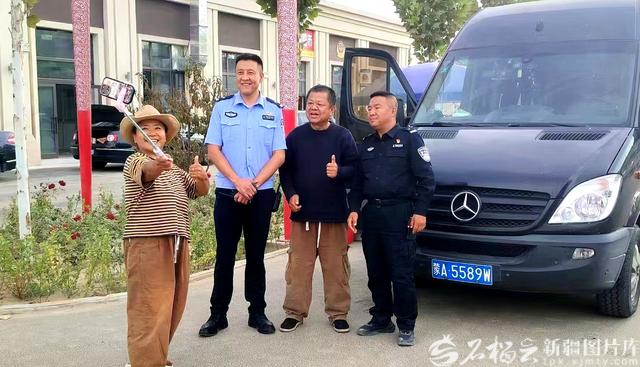 这个假期新疆民警和游客的互动，真的暖哭了！