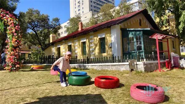 初秋哈尔滨“黄房子”引客来，市民游客乐享清爽时光