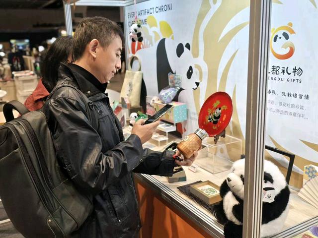 “成都礼物”亮相2025香港DesignInspire创意设计博览会 以设计为桥展天府文化新生