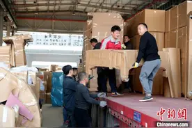 （新春走基层）“年末喜事多”带动浙江东阳红木家具市场热销图片