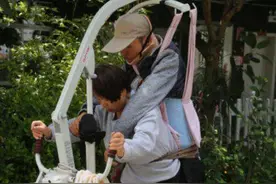 “小时候教你走路，现在再教你一次！”曲靖“最美妈妈”背着瘫痪儿子做康复图片