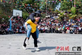 广西上林乡村办趣味春社活动图片