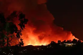 梅尔·吉布森等多名好莱坞影星住宅被焚毁！加州山火继续肆虐图片