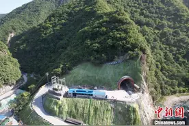 西康高铁首条万米隧道贯通图片
