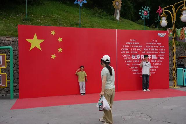 永川景区一片“中国红” 游客争相打卡祝福祖国！