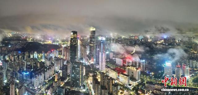 广西南宁：雨后城市如仙境