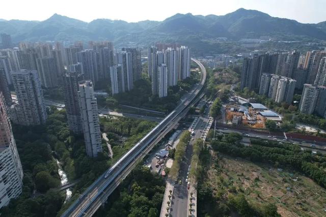 铁路桥惊现第五层！网友：魔幻城市名不虚传！