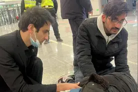 老人因突发疾病在车站倒地 江西两名外籍留学生及时救助图片