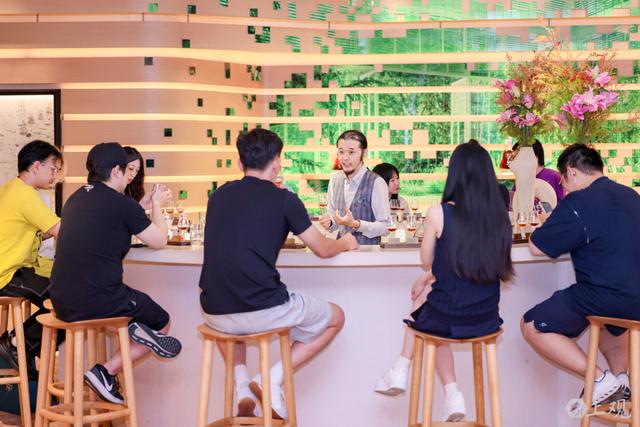 场面｜音乐、展览与迪士尼同场共振，申城商圈开启“不眠模式”
