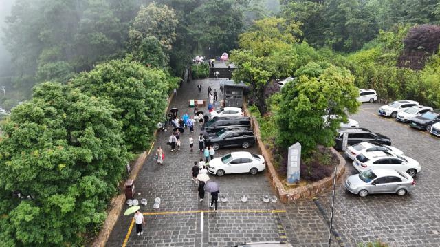 八方游客汇聚保山龙陵松山战役旧址缅怀先烈