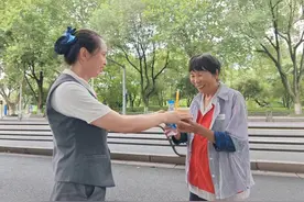 致敬烈日下的劳动者，平安护夏，平安志愿者在行动图片