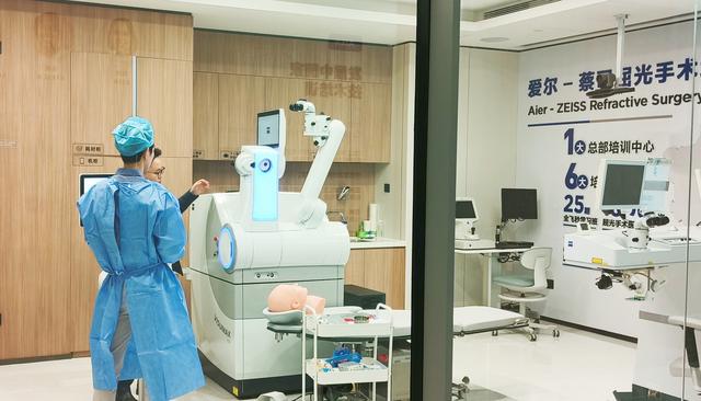 全国首台！新一代机器人全飞秒VISUMAX 800入驻爱尔眼科国际临床培训中心