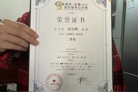 21岁金山残疾青年，用钢琴弹奏“精彩人生”！图片