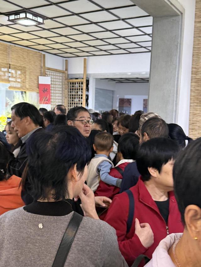 杭城“秋日顶流”菊展人气爆棚，植物园听劝：马上加厕所，必要时限流