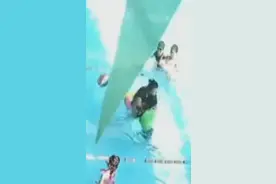 监拍黑衣女子多次将小男孩头部按进水中，游泳池嬉戏疑演变成“殴打”；警方已介入调查图片