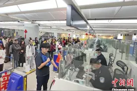 中新签证互免首日 166名中国游客从昆明飞往新加坡图片
