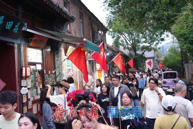 国庆首日，曲水亭街夜色璀璨醉游人