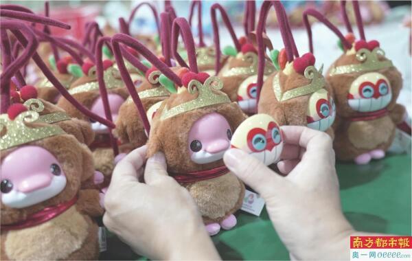 吉祥物会“变脸”搭载AI机芯陪聊