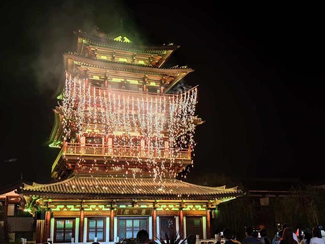 南中爨城双节夜游：拜月承古意，盛宴引客来