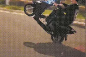 改装电动车“翘头”炫技 严查！曝光！图片
