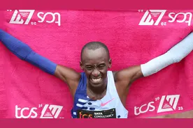 马拉松新王登基！基普图姆把基普乔格甩在身后，马拉松“正式破二”靠他了！图片