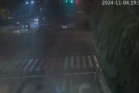 闯红灯！车被撞翻还全责｜五大曝光图片