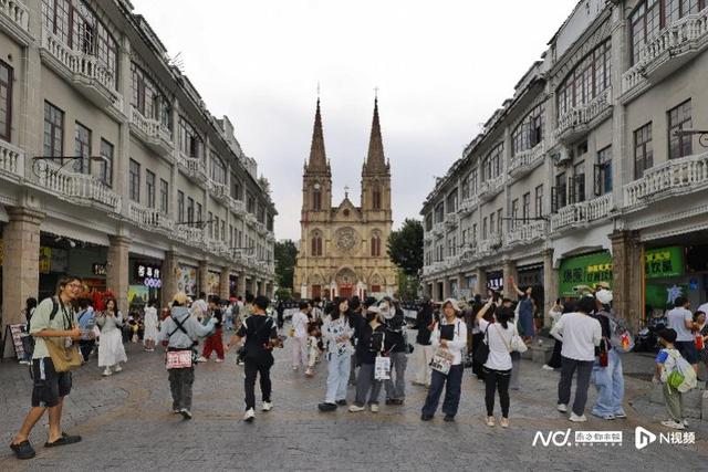 国庆长假首日，广州阳光明媚，城市打卡点人头攒动