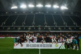 拜合拉木传射建功，广东队客场击败中国香港队卫冕省港杯冠军图片