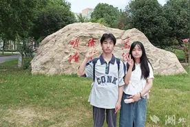 龙凤胎兄妹考上同所大学同专业图片