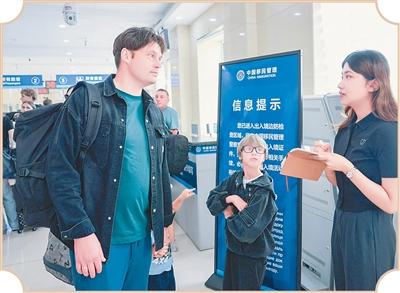 在亚洲最大淡水界湖，渔猎文化吸引中外游客争睹“冰湖腾鱼”——兴凯湖冬捕“出圈”记（边城见闻）