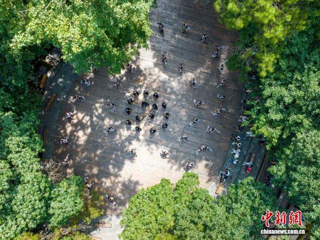 贵州岜沙苗寨迎来暑期旅游旺季
