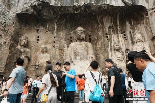 河南洛阳：龙门石窟暑期人气旺