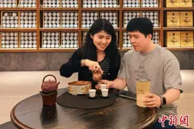 闽台夫妻扎根福建福鼎共创业：茶，氤氲着爱的味道图片