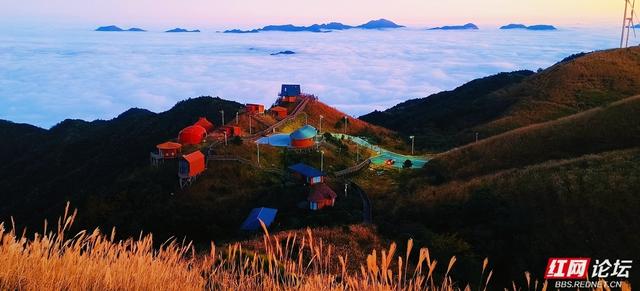 【每日一图@湖南】月夜风车与霞光云海同框？初冬的桂东万洋山做到了